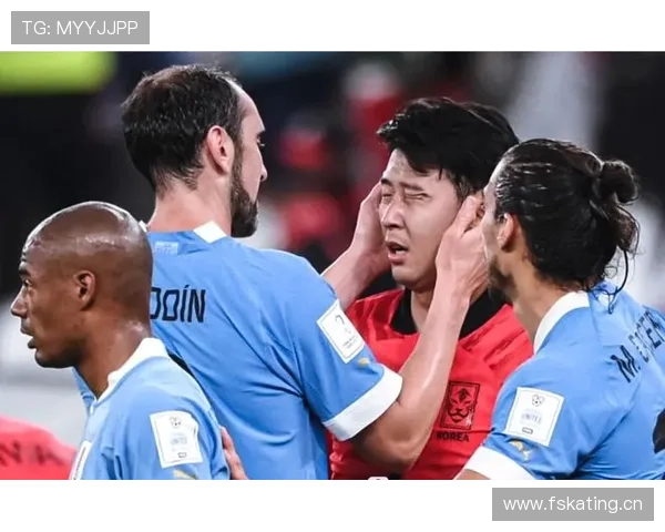 孙兴慜军礼致意引关注 韩国队核心展现责任担当 孙兴慜军礼致意引关注 韩国队核心展现责任担当